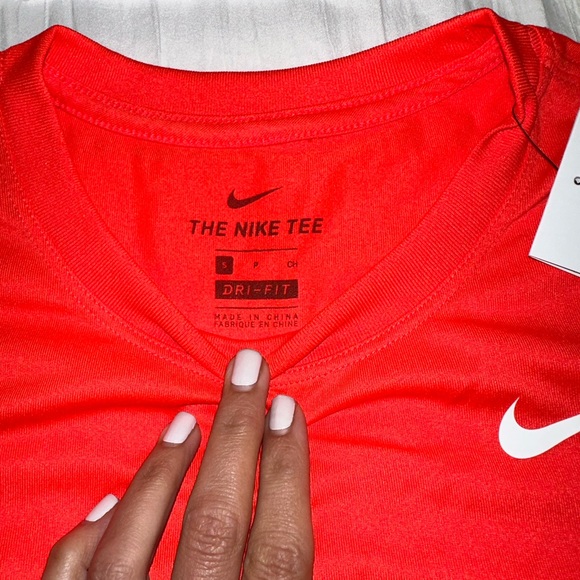 Nike shirt - Picture 2 of 2